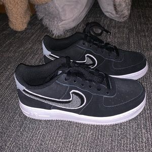 Woman’s suede black Airforces